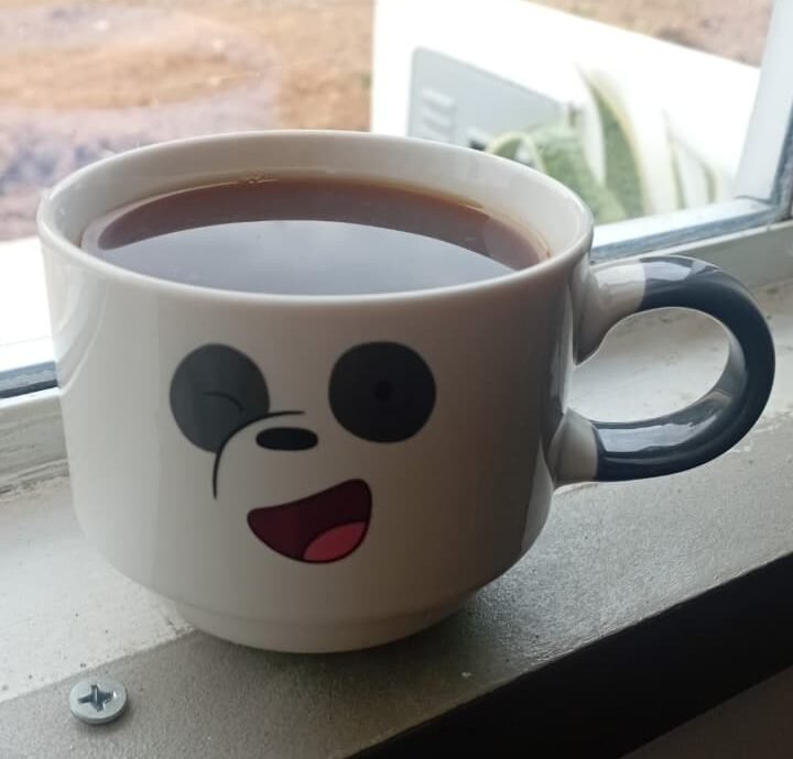 Long black en la ventana