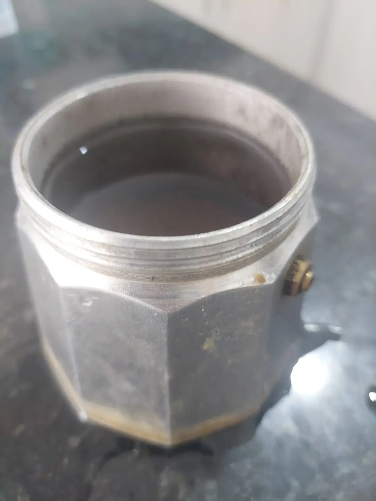 Base de la cafetera moka con agua