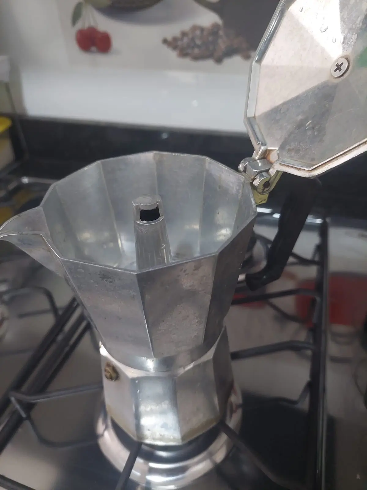 Cafetera italiana abierta mostrando el filtro