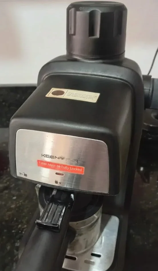 cafetera KEENSTAR encendida