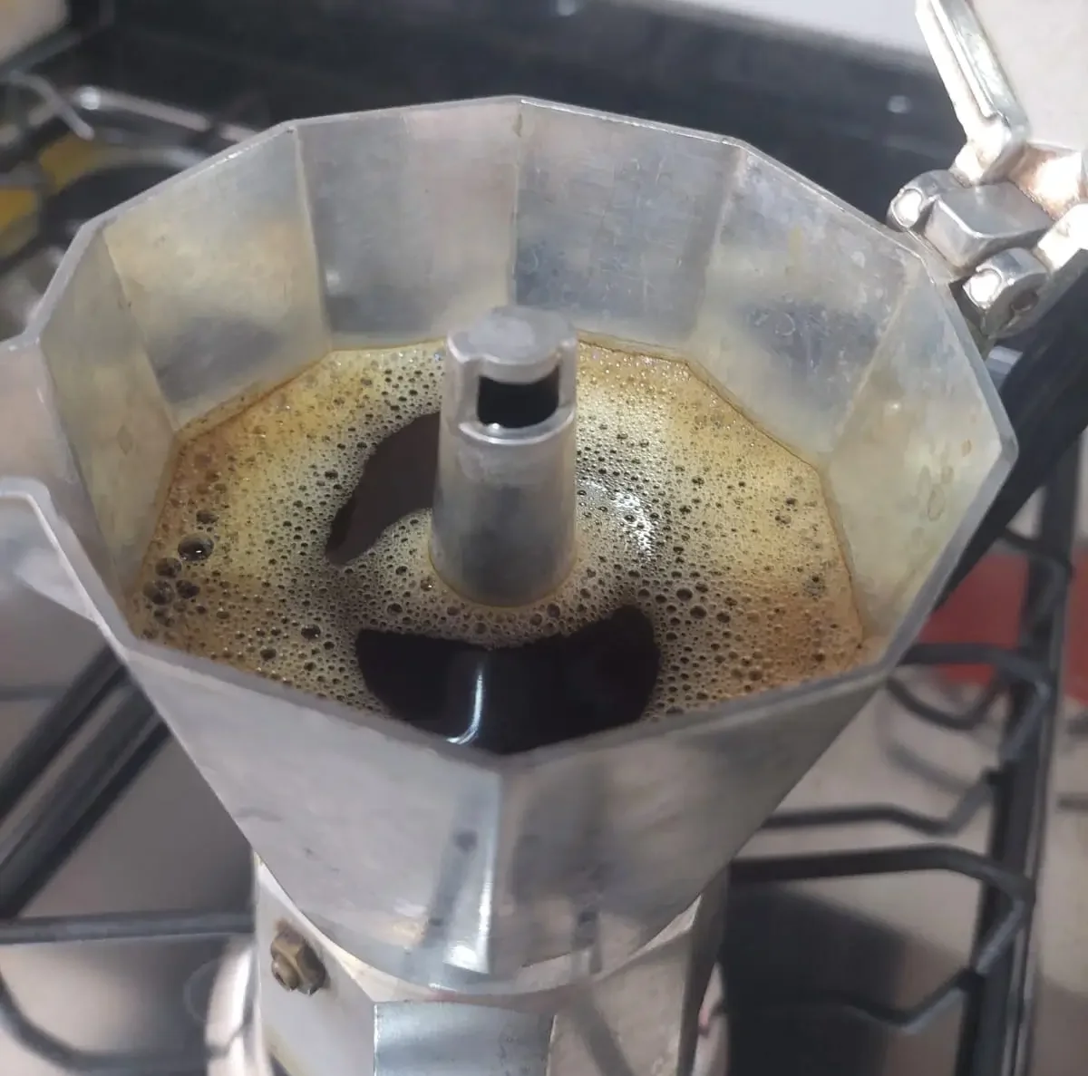 cafetera moka abierta con el café extraido