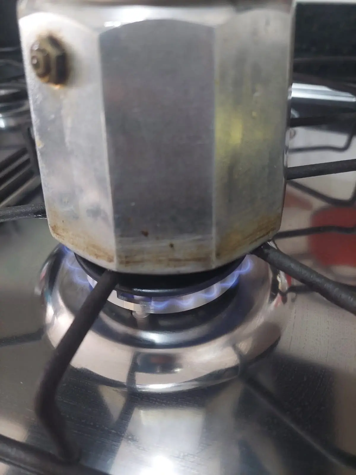 cafetera italiana con fuego medio bajo