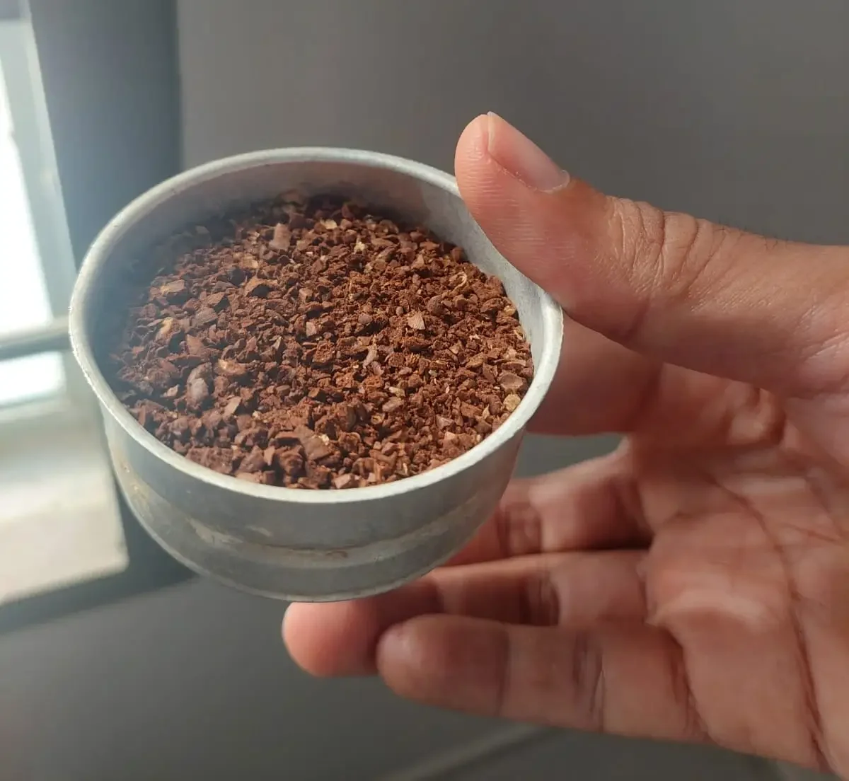 molienda media en el filtro de cafetera moka