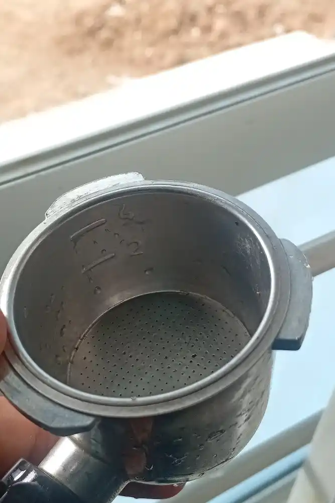 filtro de cafetera espresso con la marca en 2