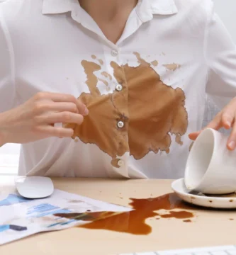 Manchas de café en la camisa blanca