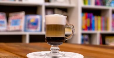 Cafe servido en vaso de cristal con las capas a la vista