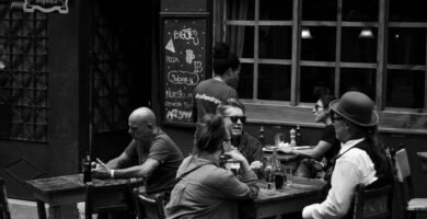 Personas conversando en una cafeteria, en blanco y negro