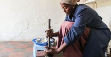 Mujer preparando cafe en una ceremonia tradicional etiope