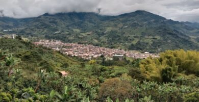 Vista aerea del pueblo de Jardin, Colombia, entre montanas