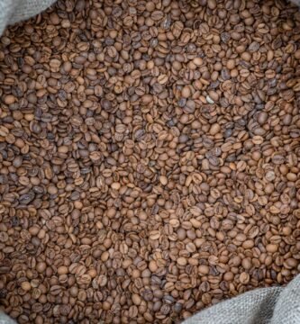 Saco de yute lleno de granos de cafe de origen
