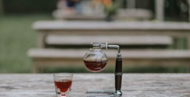 Cafetera de sifon en una cata de cafe de especialidad