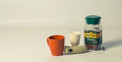 Cafe instantaneo, taza y cuchara sobre la mesa