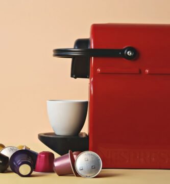 Cafetera roja de capsulas con variedades surtidas