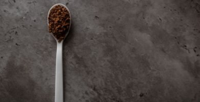 Cuchara con cafe instantaneo en granulos