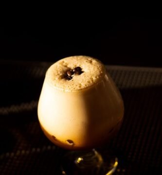 Coctel de cafe servido en copa sobre la barra de un bar