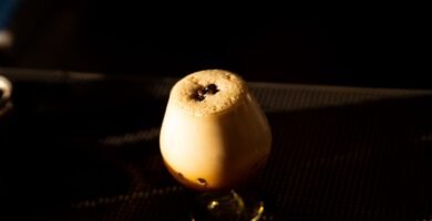 Coctel de cafe servido en copa sobre la barra de un bar