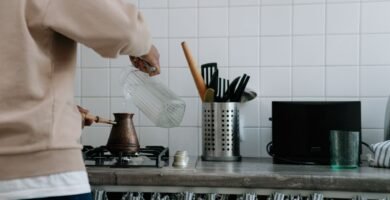 Hombre preparando cafe en una cezve sobre el fuego