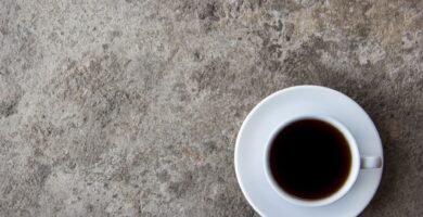 Taza de cafe negro vista desde arriba