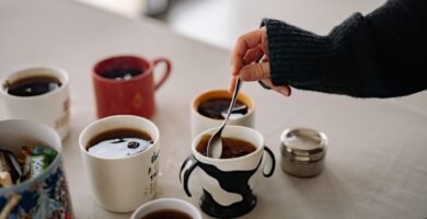Varias tazas de cafe recien preparado