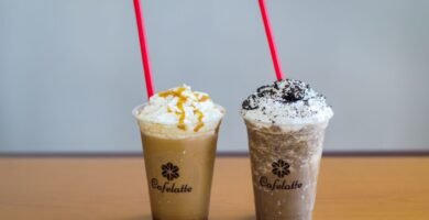 Dos cafes frios con crema batida y sirope por encima