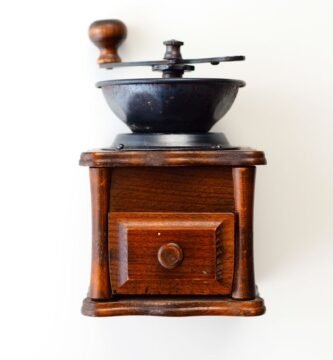 Molinillo de cafe de madera antiguo sobre fondo claro