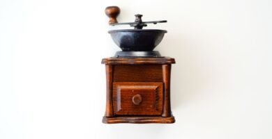 Molinillo de cafe de madera antiguo sobre fondo claro