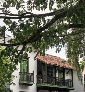 Casa tradicional colombiana rodeada de vegetacion