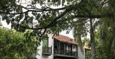 Casa tradicional colombiana rodeada de vegetacion