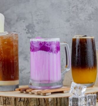 Varias bebidas de cafe servidas juntas sobre una mesa