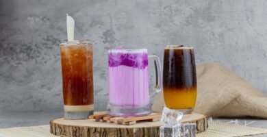 Varias bebidas de cafe servidas juntas sobre una mesa