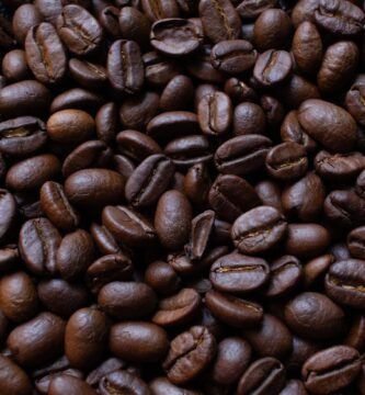 Primer plano de granos de cafe tostado oscuro