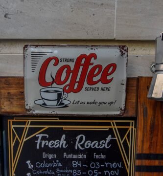 Cartel rustico de cafeteria con cafetera decorativa