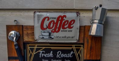 Cartel rustico de cafeteria con cafetera decorativa