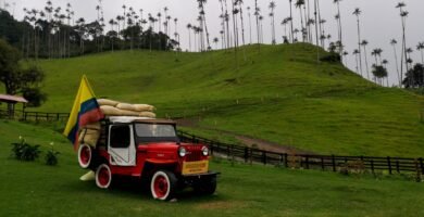 Jeep Willys con bandera de Colombia en el Quindio